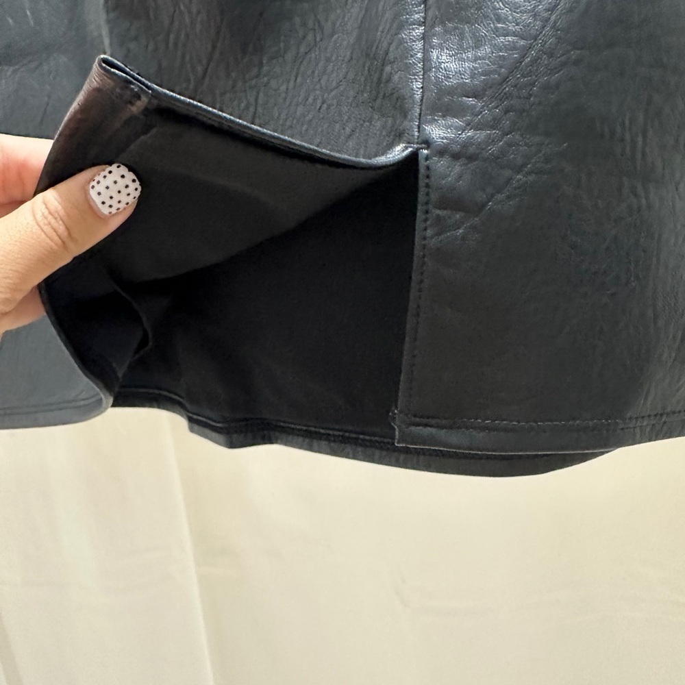 Old Navy Black Faux Leather Mini Skirt SZ XS - Picture 3 of 5